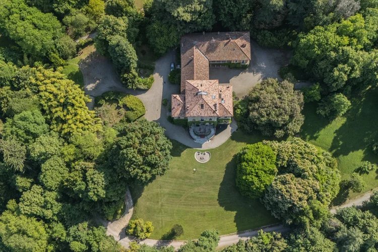 Aerial view of the villa, its lawn and the surrounding park