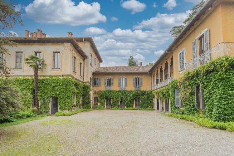 The gravel courtyard between the villa wings